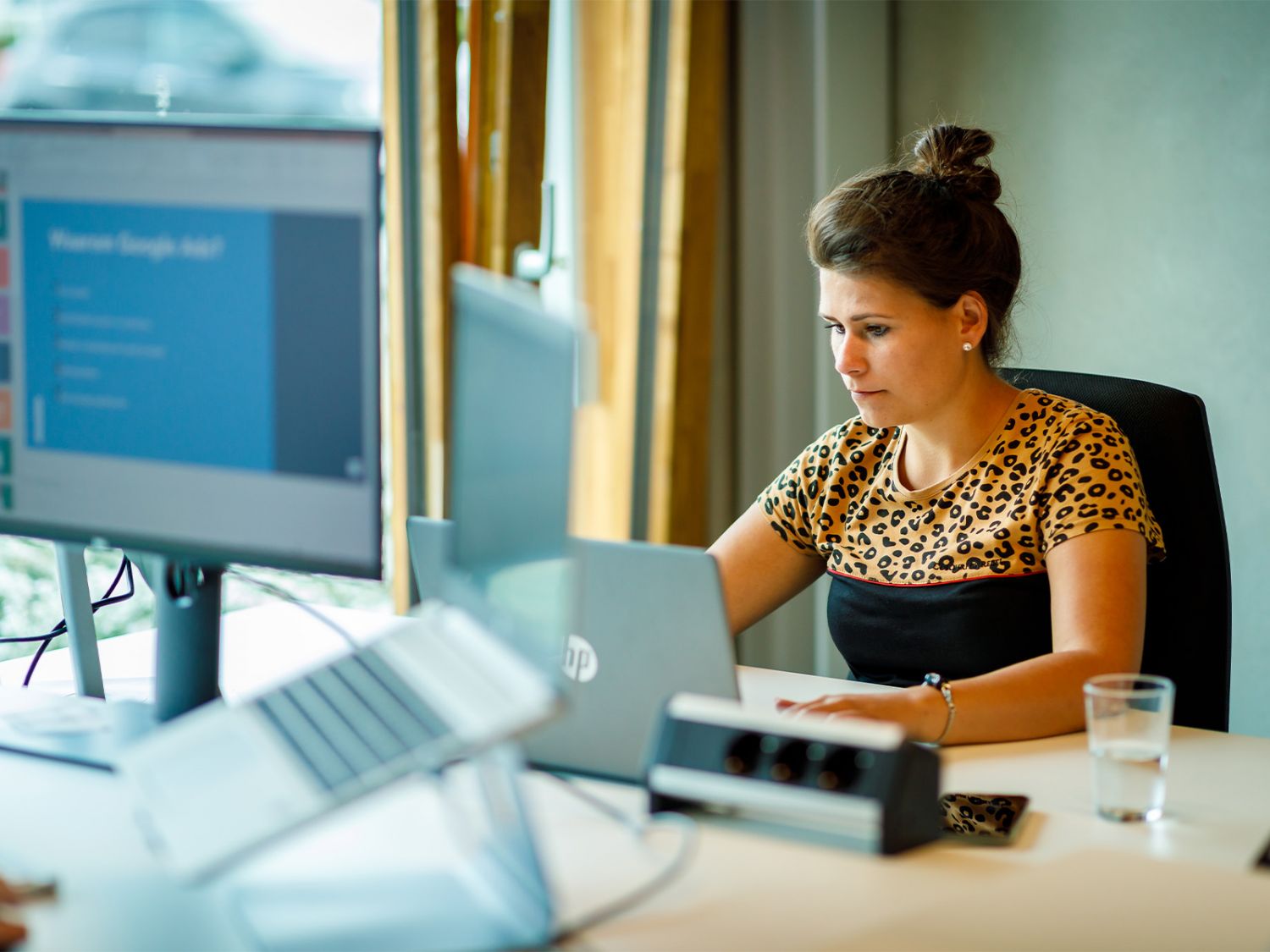 Online marketeer Emy aan het werk achter de laptop