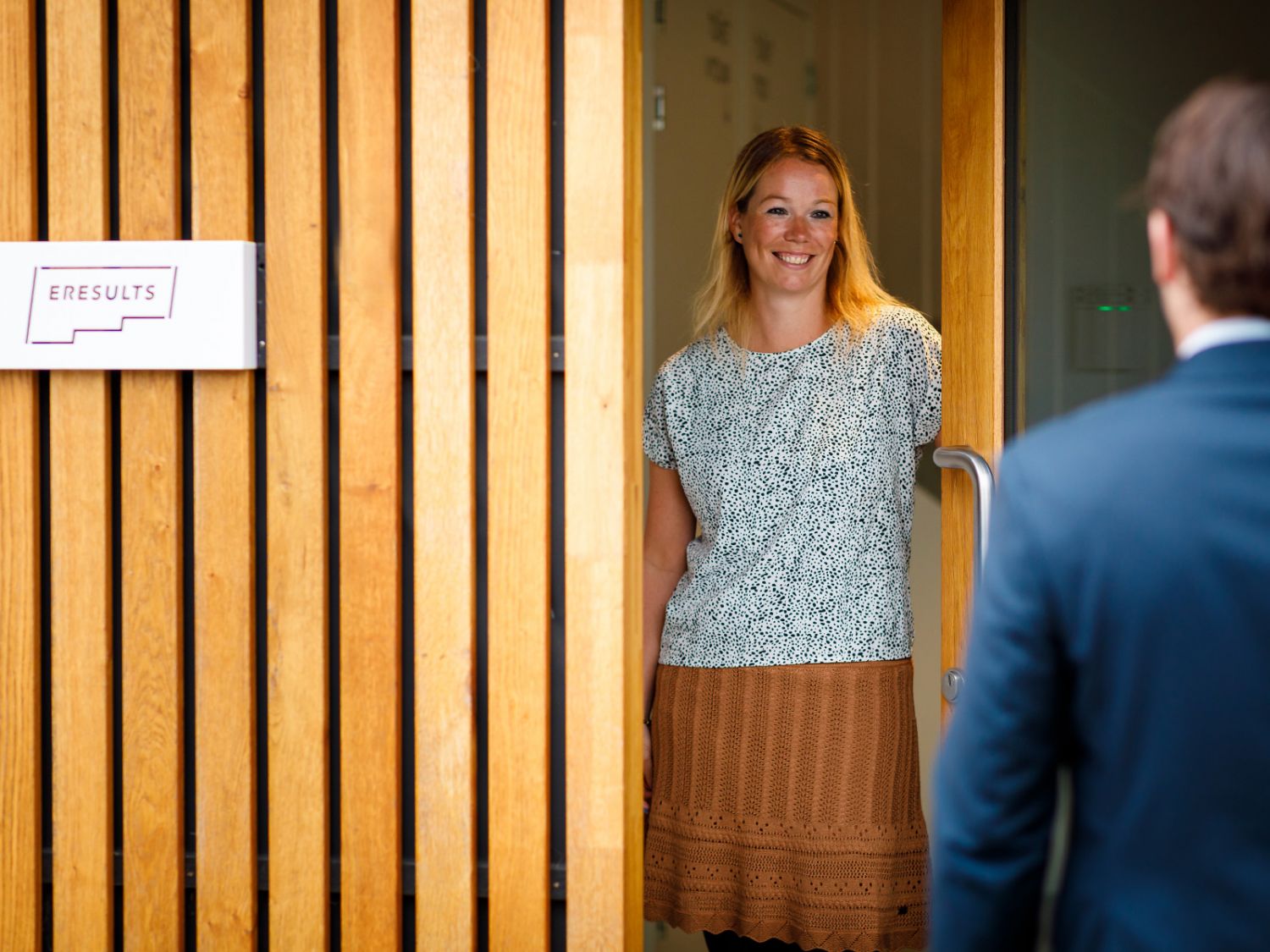 Lilian opent de deur voor een klant